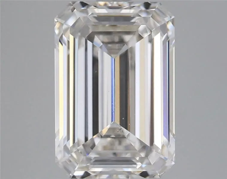 Diamant émeraude de 3,84 ct cultivé en laboratoire (couleur G, pureté VS1, certifié IGI)