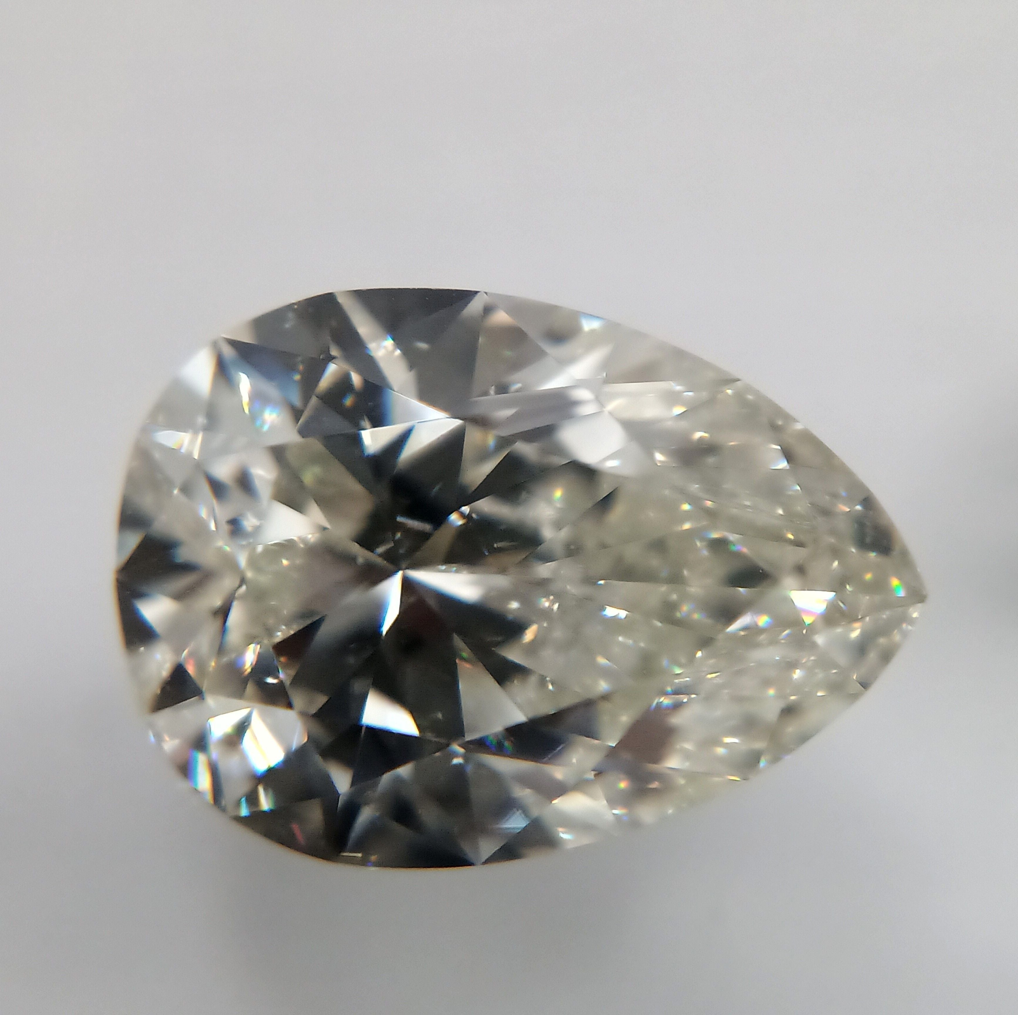 Diamant taille poire J-IF de 3 carats